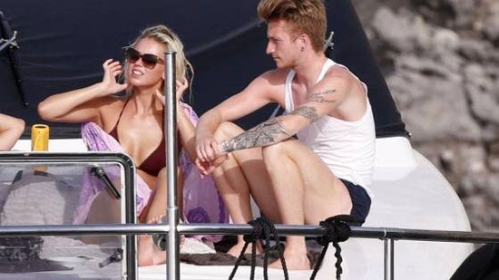 Trai đẹp Marco Reus và bạn gái siêu mẫu diễn cảnh nóng trên du thuyền - Ảnh 2.