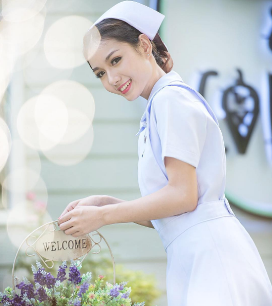 Đây chính là nữ y tá xinh đẹp và nổi tiếng nhất Thái Lan! - Ảnh 1.