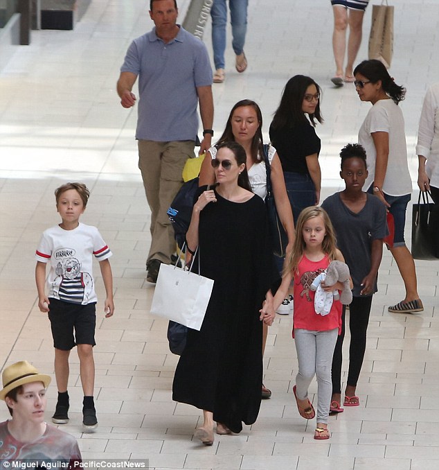 Cặp sinh đôi của Angelina Jolie lớn phổng phao, ngày càng giống bố mẹ - Ảnh 3.
