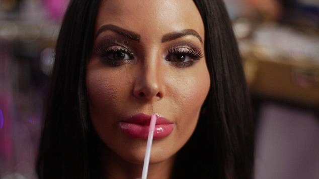 Bị phẫu thuật hỏng đến 15 lần, cô gái xinh đẹp vẫn quyết tâm thay đổi ngoại hình bằng dao kéo - Ảnh 3. Bị phẫu thuật hỏng đến 15 lần, cô gái xinh đẹp vẫn quyết tâm thay đổi ngoại hình bằng dao kéo - Ảnh 3.