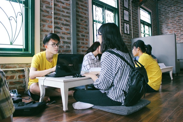 HS truờng THPT Nguyễn Huệ đang tất bật cho ng&agrave;y hội ch&agrave;o đ&oacute;n t&acirc;n học sinh Inspiration Day 2016 - Ảnh 2.