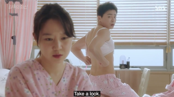 “Jealousy Incarnate”: Jo Jung Suk đánh bạo thử “áo ngực” trước mặt Gong Hyo Jin - Ảnh 3.