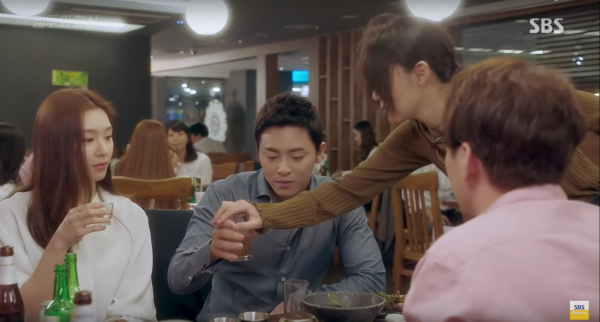 “Jealousy Incarnate”: Gong Hyo Jin thay mặt Jo Jung Suk mà uống cả bàn rượu - Ảnh 3.