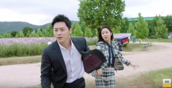 “Jealousy Incarnate”: Jo Jung Suk bước xuống từ trực thăng giải cứu Gong Hyo Jin - Ảnh 3.