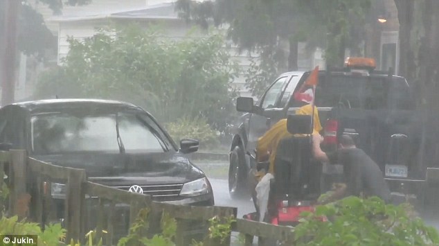 Người anh hùng dãi gió dầm mưa để giúp đỡ một người đi xe lăn gặp nạn - Ảnh 4.