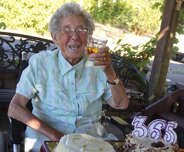 Cụ bà 91 tuổi từ chối điều trị ung thư để dành thời gian cuối đời làm điều không ai ngờ - Ảnh 3.