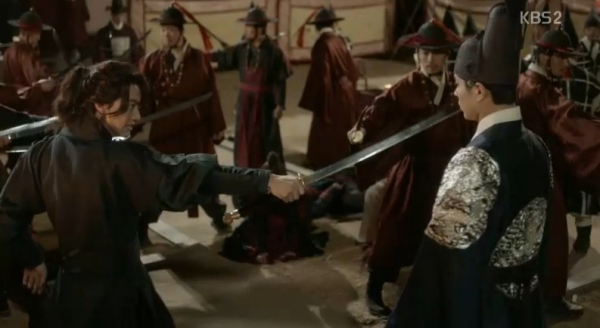 Moonlight: “Chô-ha” Park Bo Gum bị cận thần bất ngờ kề dao vào cổ - Ảnh 3.