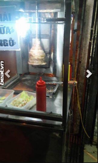 Xiên thịt doner kebab nằm chỏng chơ trong toa lét bẩn chờ nướng - Ảnh 2.