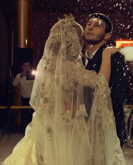 Cận cảnh chiếc váy cưới lộng lẫy đến choáng ngợp của cô dâu Nga đang làm náo loạn mạng xã hội - Ảnh 4.
