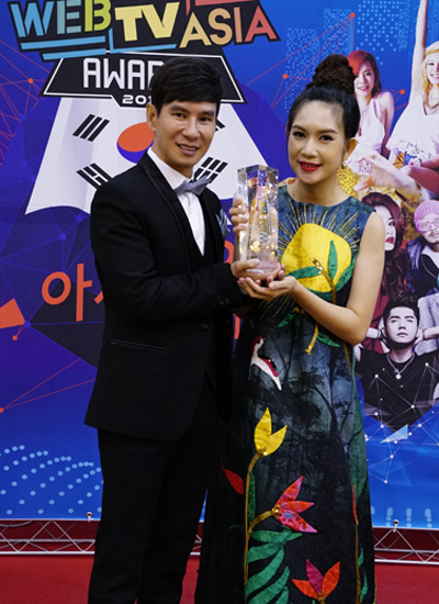 Quá run và hồi hộp, vợ Lý Hải phiên dịch sai chia sẻ của chồng tại WebTVAsia Awards - Ảnh 2.