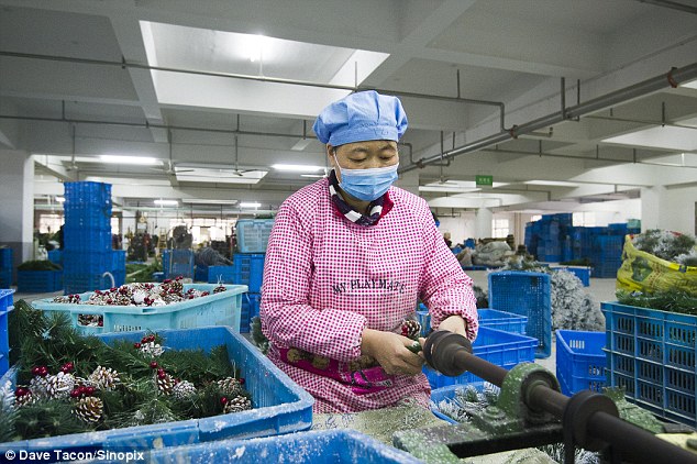 Cuộc sống ít người biết trong các công xưởng sản xuất đồ Giáng sinh Trung Quốc - Ảnh 3.