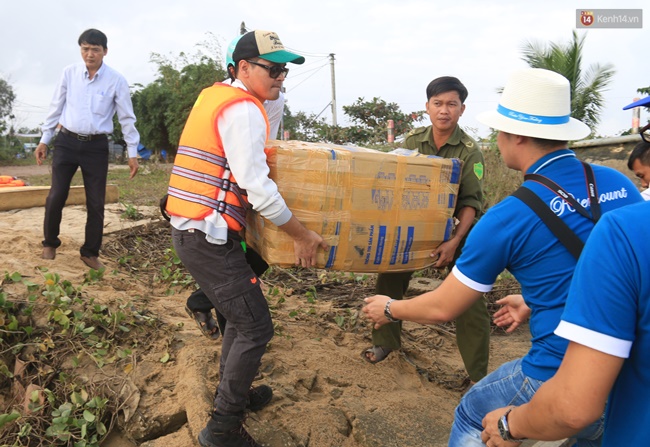 Chùm ảnh: MC Phan Anh kéo xe bò, đội mưa cứu trợ người dân vùng lũ - Ảnh 3.