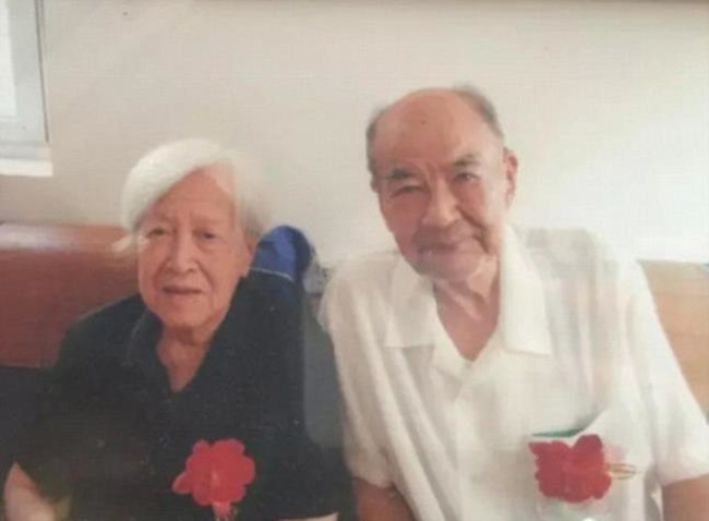 Trước khi rời xa thế giới này, ông lão 92 tuổi chỉ ao ước được một lần nắm tay người vợ thân yêu - Ảnh 1.