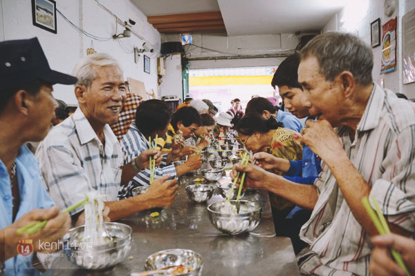 Người giàu vào ăn cơm 2000 đồng, 3 ổ bánh mì từ thiện, và chuyện hãy lo mà sống tình nghĩa với nhau đi... - Ảnh 1.