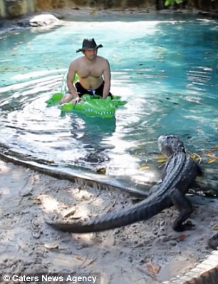 Thanh niên lầy của năm: Một mình ôm phao bơi trong hồ đầy cá sấu - Ảnh 3.