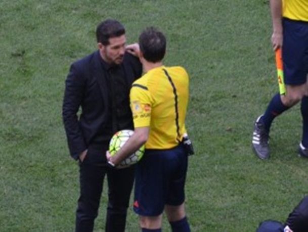 HLV Diego Simeone nhận thẻ đỏ vì diễn chiêu bẩn đến khó tin - Ảnh 2.