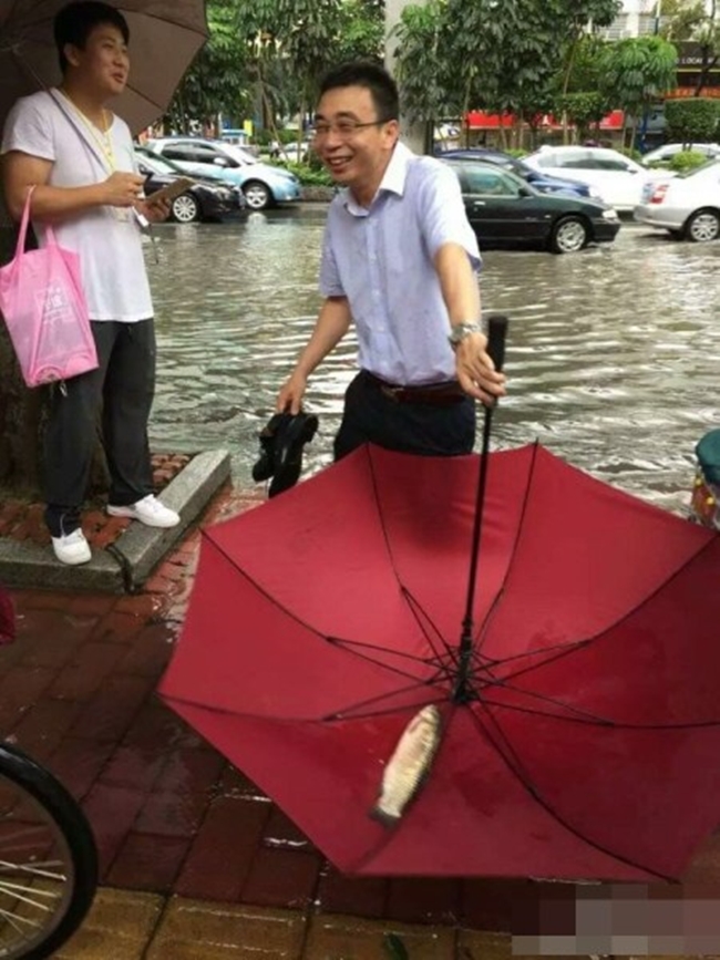 Chùm ảnh: Người dân Quảng Châu dở khóc dở cười trong trận mưa lụt đầu hè - Ảnh 9.