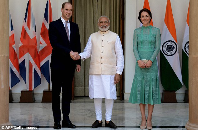 Đây chính là bàn tay của Hoàng tử William sau khi bắt tay với Thủ tướng Ấn Độ - Ảnh 2.