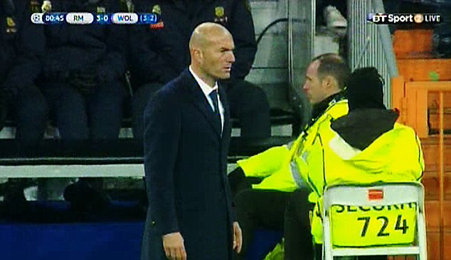 Zidane nhảy nhót tới rách quần sau pha bỏ lỡ của trò cưng Benzema - Ảnh 3.