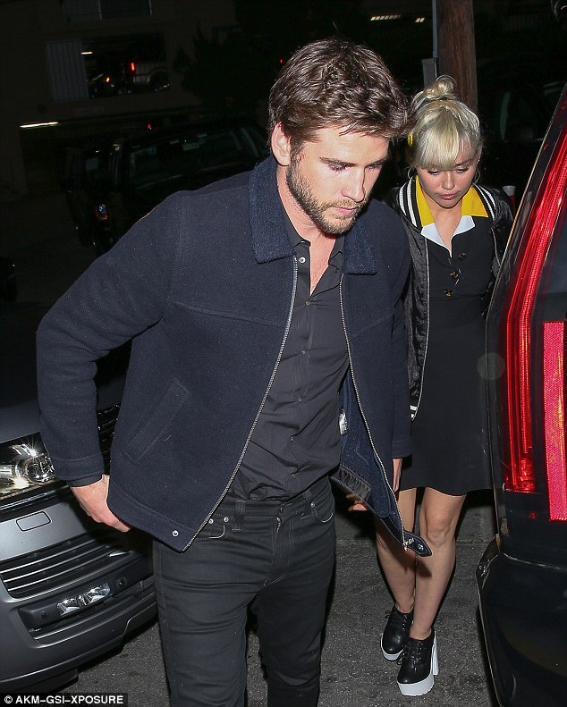 Miley Cyrus khép nép nữ tính, khoác tay Liam Hemsworth đi ăn tối - Ảnh 4.