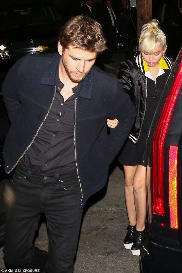 Miley Cyrus khép nép nữ tính, khoác tay Liam Hemsworth đi ăn tối - Ảnh 1.