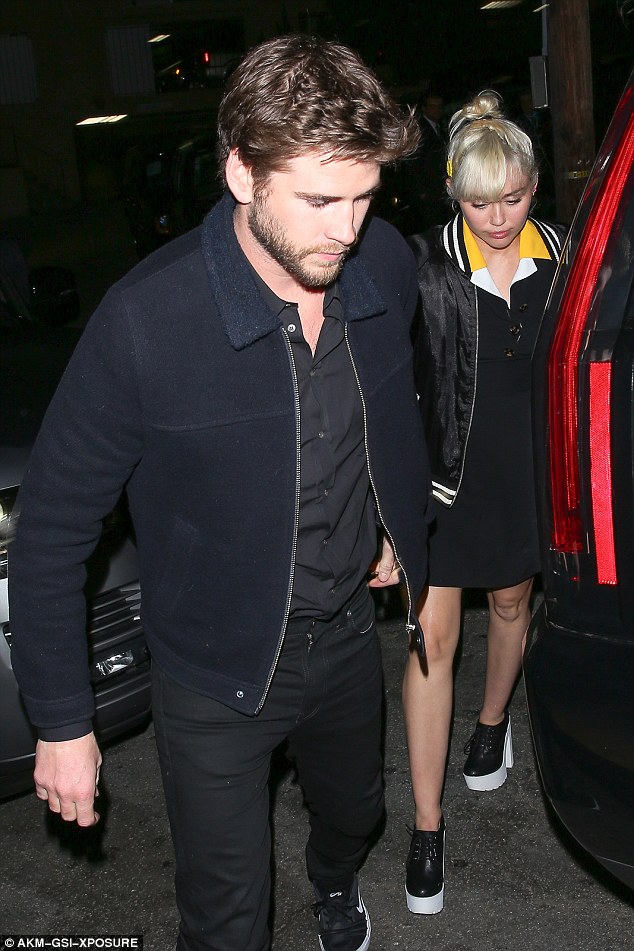 Miley Cyrus khép nép nữ tính, khoác tay Liam Hemsworth đi ăn tối - Ảnh 2.
