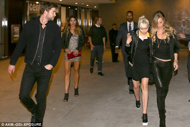 Miley Cyrus khép nép nữ tính, khoác tay Liam Hemsworth đi ăn tối - Ảnh 5.