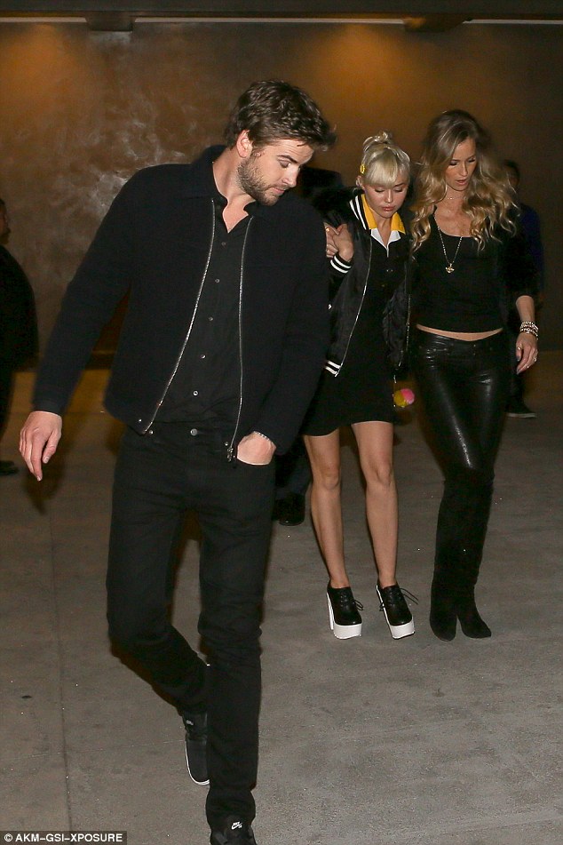 Miley Cyrus khép nép nữ tính, khoác tay Liam Hemsworth đi ăn tối - Ảnh 7.