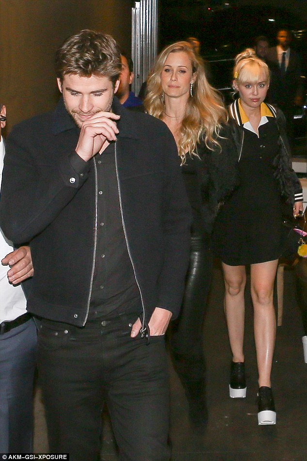 Miley Cyrus khép nép nữ tính, khoác tay Liam Hemsworth đi ăn tối - Ảnh 10.