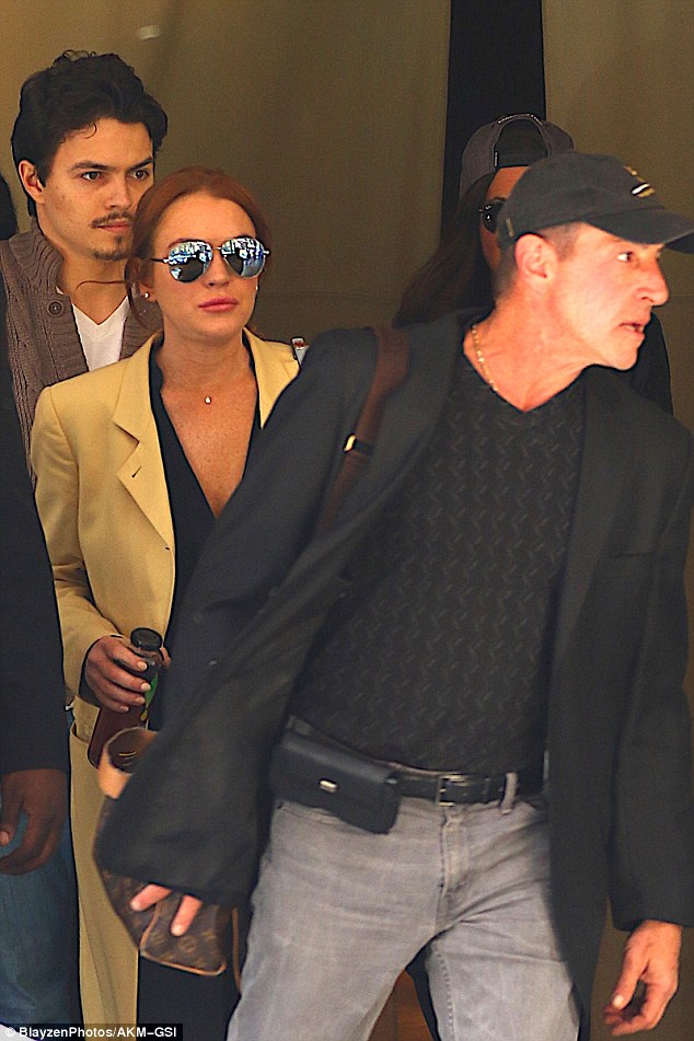 Lindsay Lohan rạng rỡ khoe nhẫn đ&iacute;nh h&ocirc;n với thiếu gia trẻ gi&agrave;u c&oacute; - Ảnh 4.