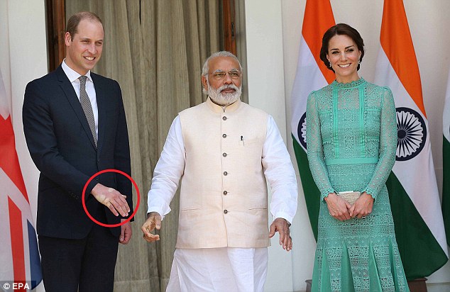 Đây chính là bàn tay của Hoàng tử William sau khi bắt tay với Thủ tướng Ấn Độ - Ảnh 3.
