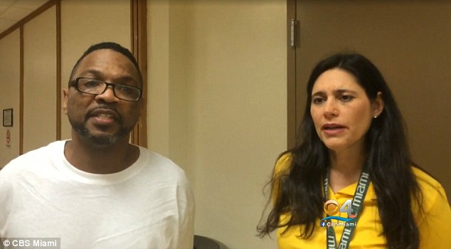 Phạm nh&acirc;n bật kh&oacute;c nức nở khi nhận ra thẩm ph&aacute;n l&agrave; bạn thời ni&ecirc;n thiếu v&agrave; c&aacute;i kết... - Ảnh 2.