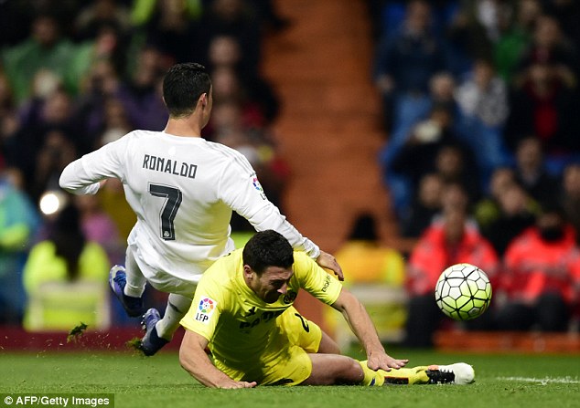 Ronaldo dính chấn thương trong chiến thắng đậm của Real Madrid - Ảnh 3.