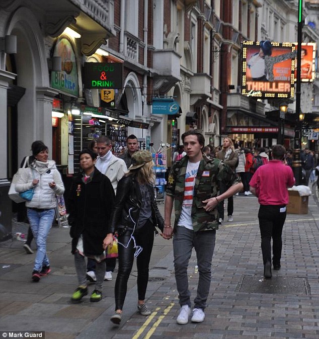 Brooklyn Beckham c&ocirc;ng khai nắm tay t&igrave;nh tứ Chloe Grace Moretz tr&ecirc;n phố - Ảnh 3.