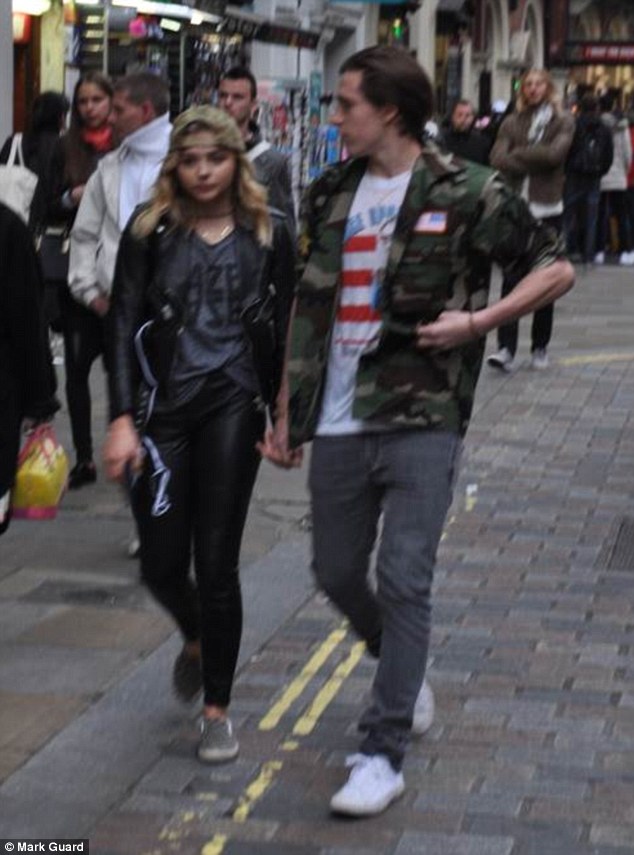 Brooklyn Beckham c&ocirc;ng khai nắm tay t&igrave;nh tứ Chloe Grace Moretz tr&ecirc;n phố - Ảnh 2.
