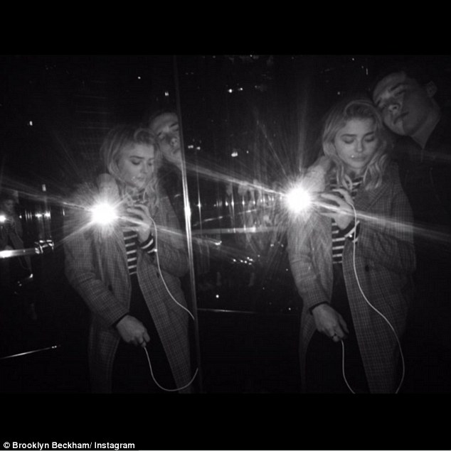 Brooklyn Beckham khoe ảnh kho&aacute;c vai Chloe Grace Moretz t&igrave;nh cảm - Ảnh 1.