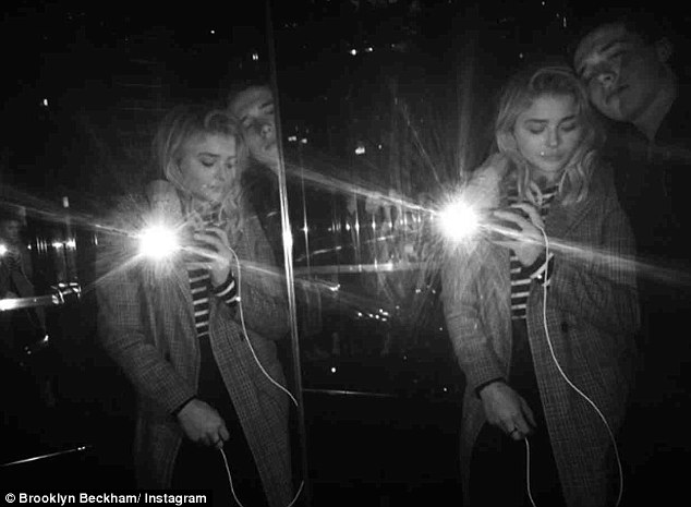Chloe Grace Moretz t&igrave;nh cảm tựa đầu v&agrave;o vai Brooklyn Beckham trong xe - Ảnh 7.