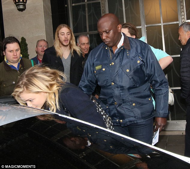 Chloe Grace Moretz t&igrave;nh cảm tựa đầu v&agrave;o vai Brooklyn Beckham trong xe - Ảnh 5.