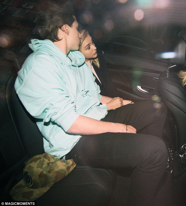 Chloe Grace Moretz t&igrave;nh cảm tựa đầu v&agrave;o vai Brooklyn Beckham trong xe - Ảnh 2.