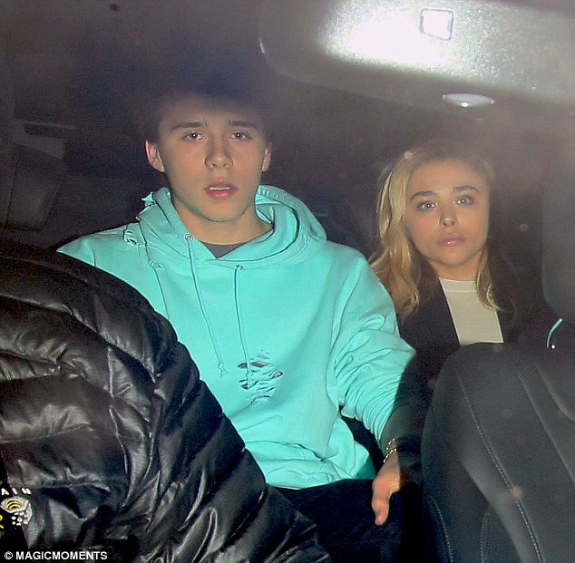 Chloe Grace Moretz t&igrave;nh cảm tựa đầu v&agrave;o vai Brooklyn Beckham trong xe - Ảnh 4.
