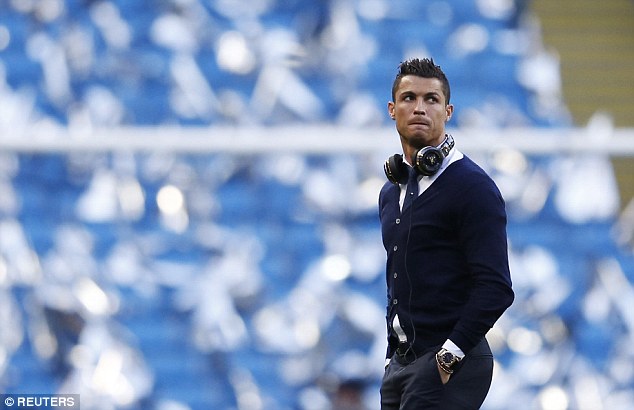 Một ngày không bóng đá của Ronaldo: Quảng cáo giày trá hình, ngồi tự ngắm mình trong điện thoại - Ảnh 1.