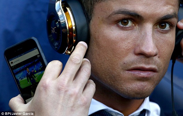 Một ngày không bóng đá của Ronaldo: Quảng cáo giày trá hình, ngồi tự ngắm mình trong điện thoại - Ảnh 4.