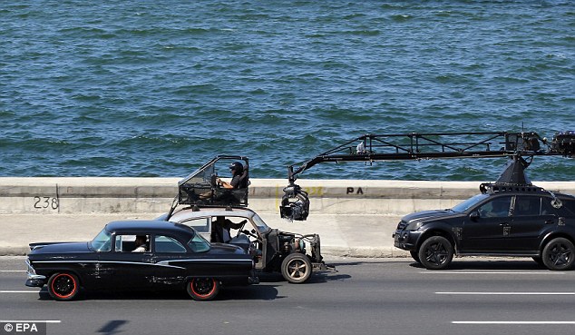 Vin Diesel chia sẻ hình ảnh nóng hổi từ phim trường Fast & Furious 8 tại Cuba - Ảnh 8.