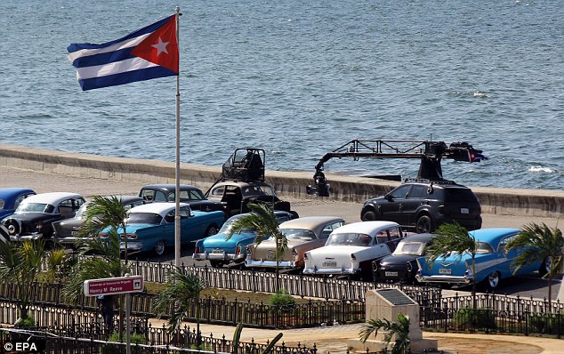 Vin Diesel chia sẻ hình ảnh nóng hổi từ phim trường Fast & Furious 8 tại Cuba - Ảnh 9.