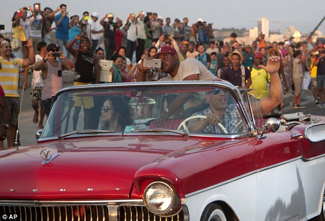 Vin Diesel chia sẻ hình ảnh nóng hổi từ phim trường Fast & Furious 8 tại Cuba - Ảnh 4.