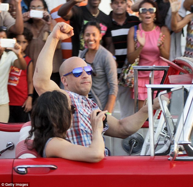 Vin Diesel chia sẻ hình ảnh nóng hổi từ phim trường Fast & Furious 8 tại Cuba - Ảnh 3.