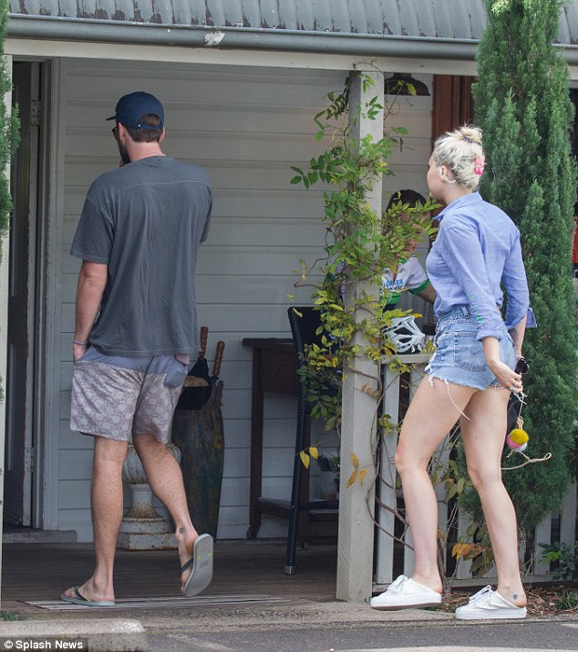 Miley Cyrus hí hửng khoe hình xăm đôi với chị dâu tương lai - Ảnh 8.