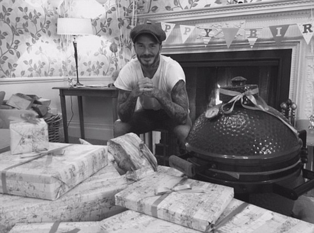 David Beckham hạnh ph&uacute;c được 4 con y&ecirc;u tặng b&aacute;nh sinh nhật tuổi 41 - Ảnh 4.