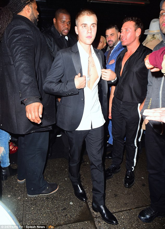 Bạn g&aacute;i của Justin Bieber bị bắt gặp th&acirc;n mật với trai lạ - Ảnh 4.