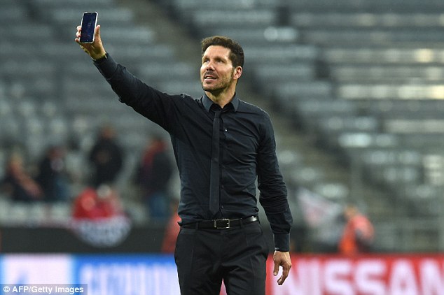 Cách ăn mừng chiến thắng đặc biệt của Diego Simeone - Ảnh 4.